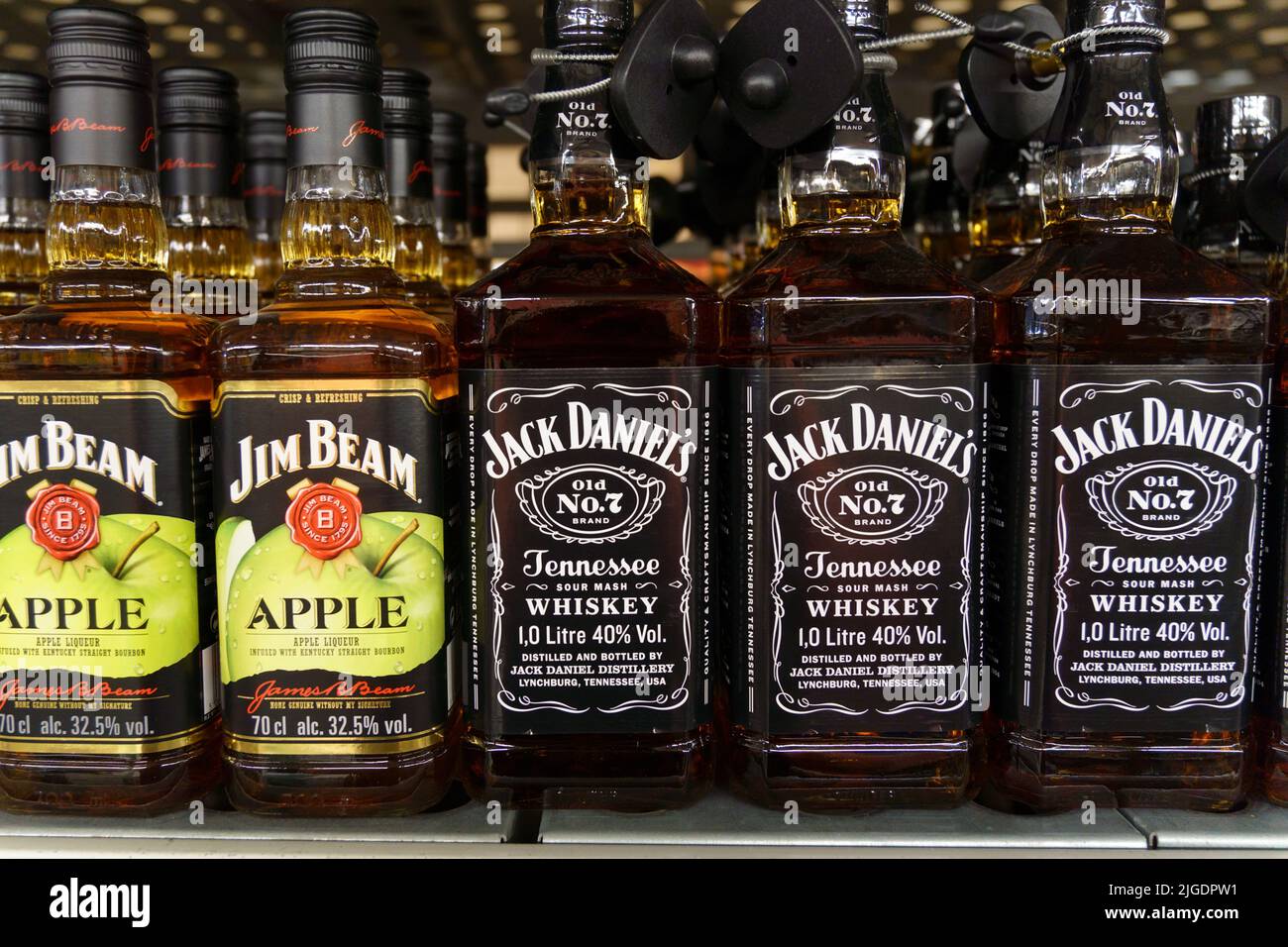Tyumen, Russland-26. Mai 2022: Flaschen mit unterschiedlichem Whisky Jim Beam und Jack Daniels im Regal eines Hypermarktes. Stockfoto