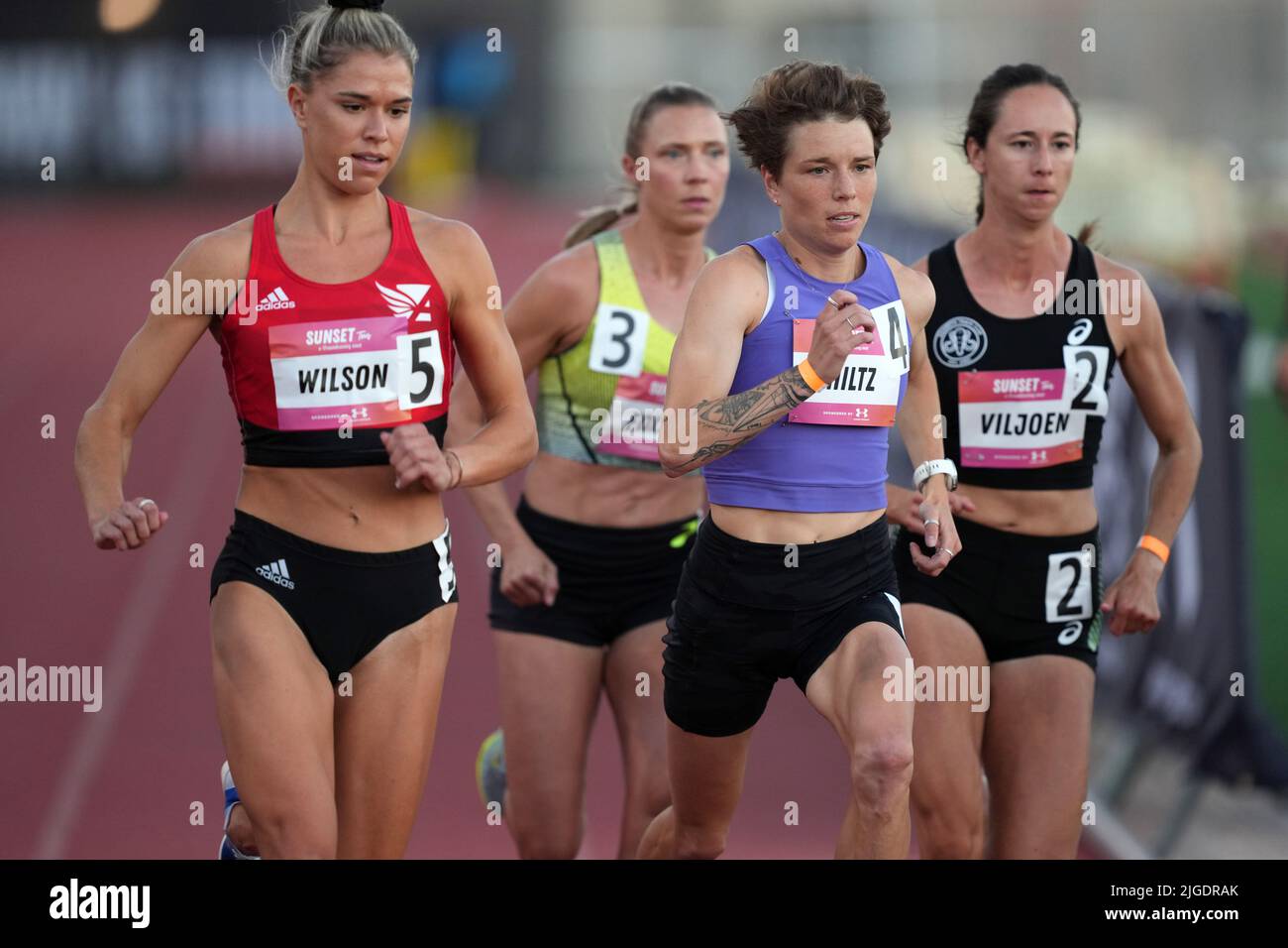 Nikki Hiltz führt die Women's Mile während der Under Armour Sunset Tour Track and Field Meet am Samstag, den 9. Juli 2022 in Los Angeles an. Stockfoto