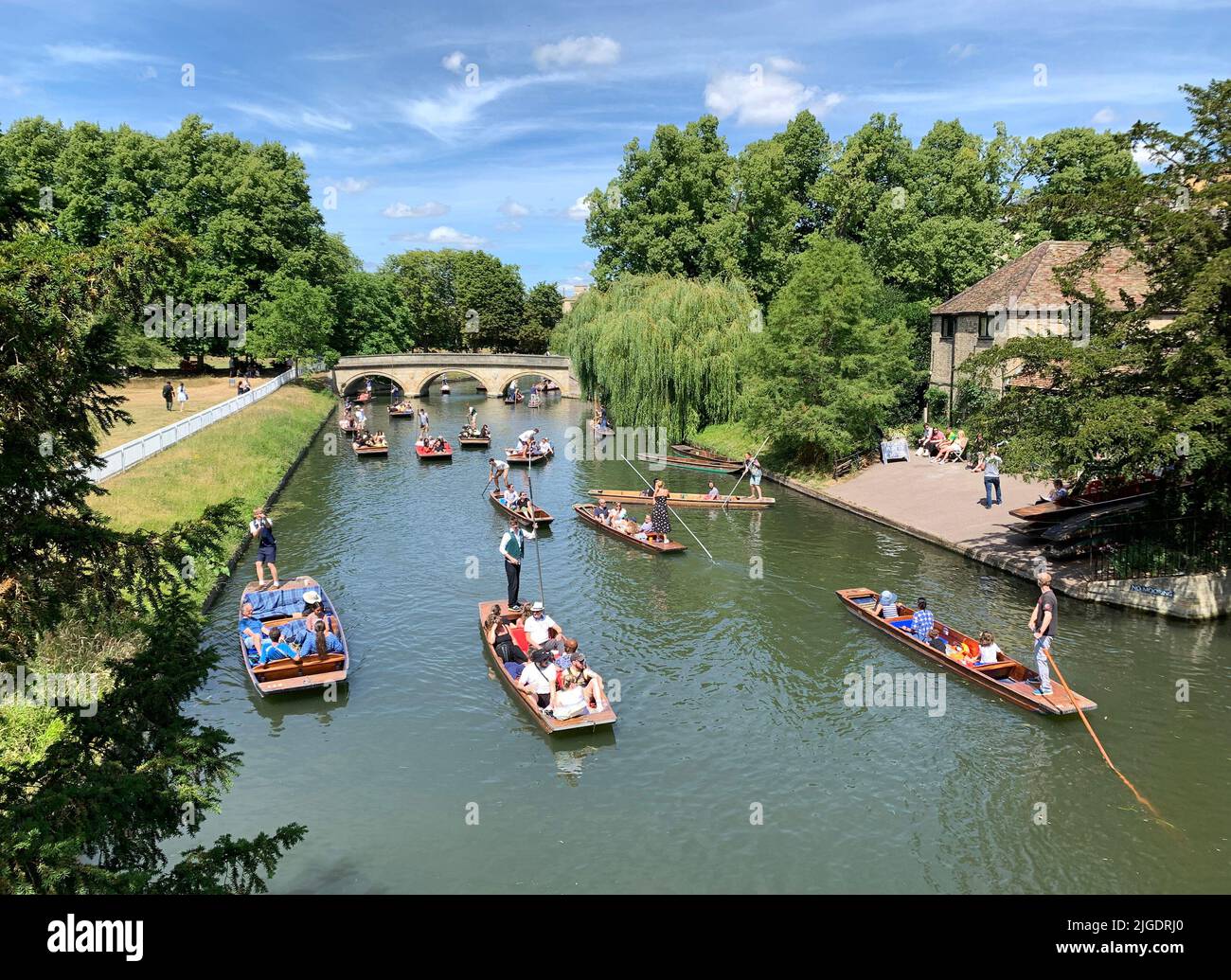 Cambridge, Großbritannien 10.. Juli 2022. Touristen genießen das heiße Wetter beim Pecheln auf dem River Cam in Cambridge. Kredit: Headlinephoto/Alamy Live Nachrichten. Stockfoto