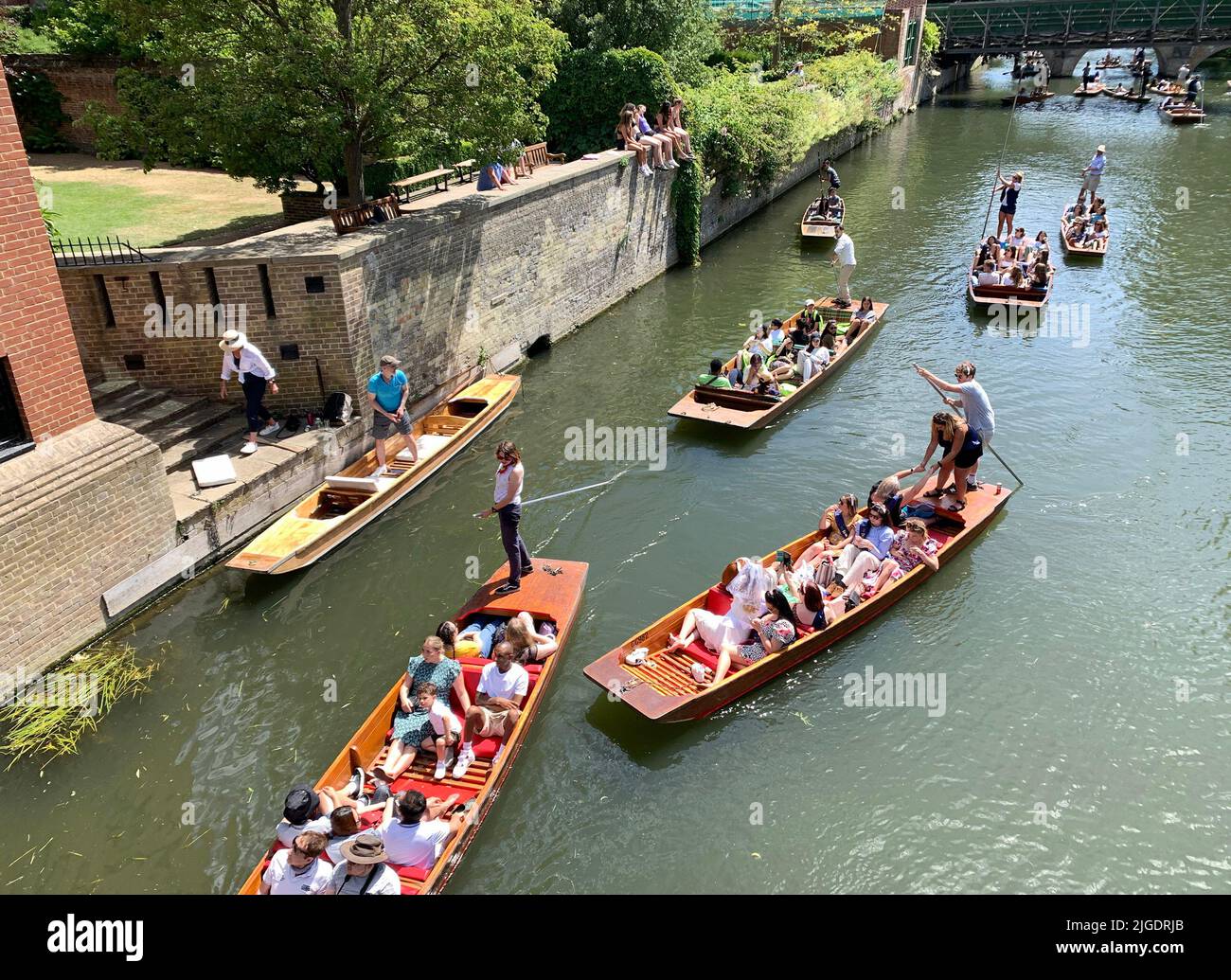 Cambridge, Großbritannien 10.. Juli 2022. Touristen genießen das heiße Wetter beim Pecheln auf dem River Cam in Cambridge. Kredit: Headlinephoto/Alamy Live Nachrichten. Stockfoto