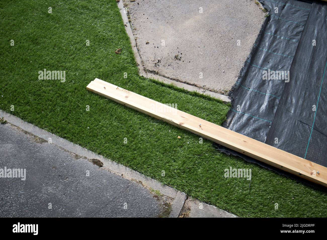 Kunstrasen in einem Garten in großbritannien verlegen Stockfoto