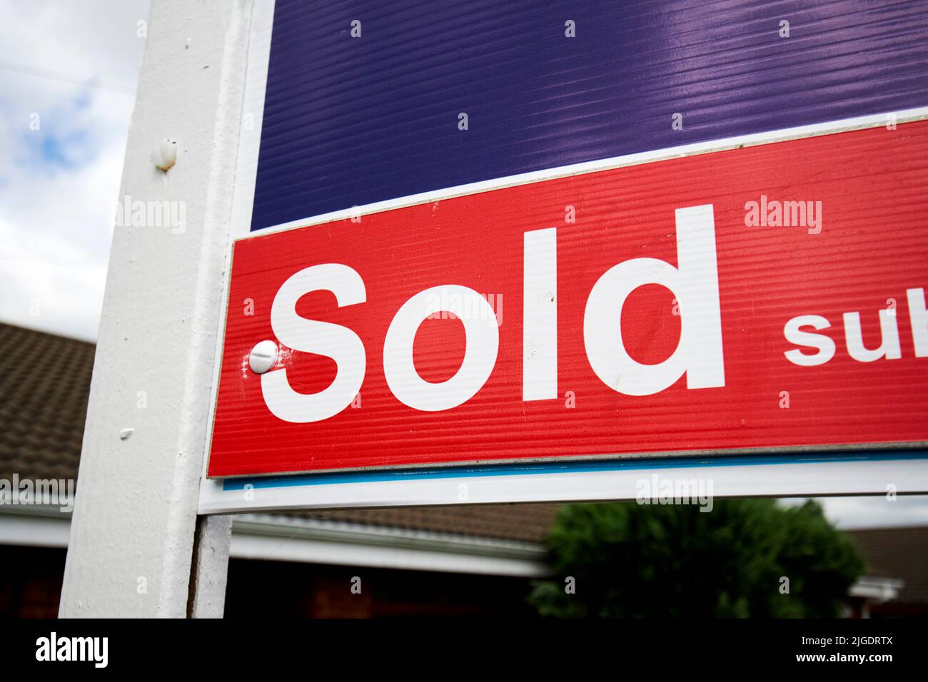 Immobilienmakler verkauft Zeichen außerhalb einer Immobilie in großbritannien Stockfoto