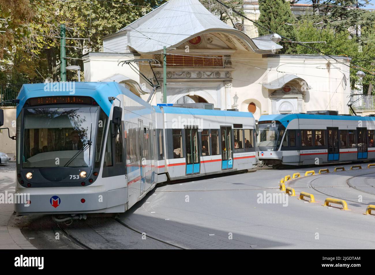 Moderne Straßenbahn gegen das Bab-i-Ali-Tor des Palastes des Grand vizier Abdul Hamid II im Zentrum von Istanbul, Türkei Stockfoto