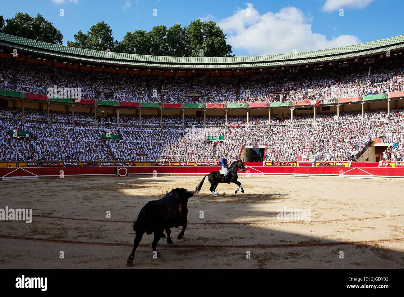 Allgemeine Ansicht während eines Stierkampfes beim San Fermin Festival in Pamplona, Nordspanien, 7. Juli 2022 (Foto: Ruben Albarran / PRESSINPHOTO) Stockfoto