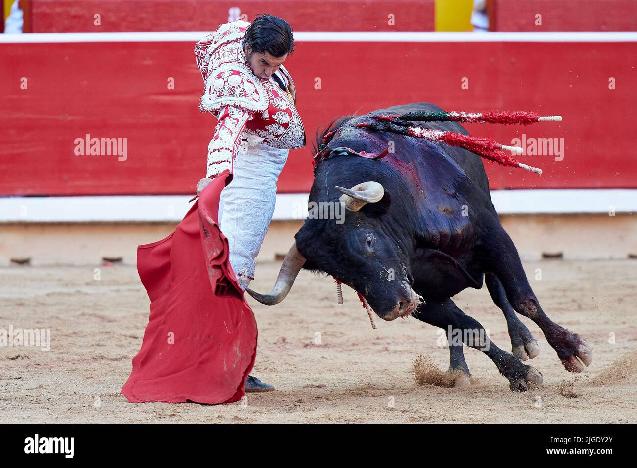 Die spanische Stierkampfarena Morante de la Puebla fordert einen Bullen von Nunez del Cuvillo während eines Stierkampfes beim San Fermin Festival in Pamplona, Nordspanien, 7. Juli 2022 (Foto: Ruben Albarran / PRESSINPHOTO) Stockfoto