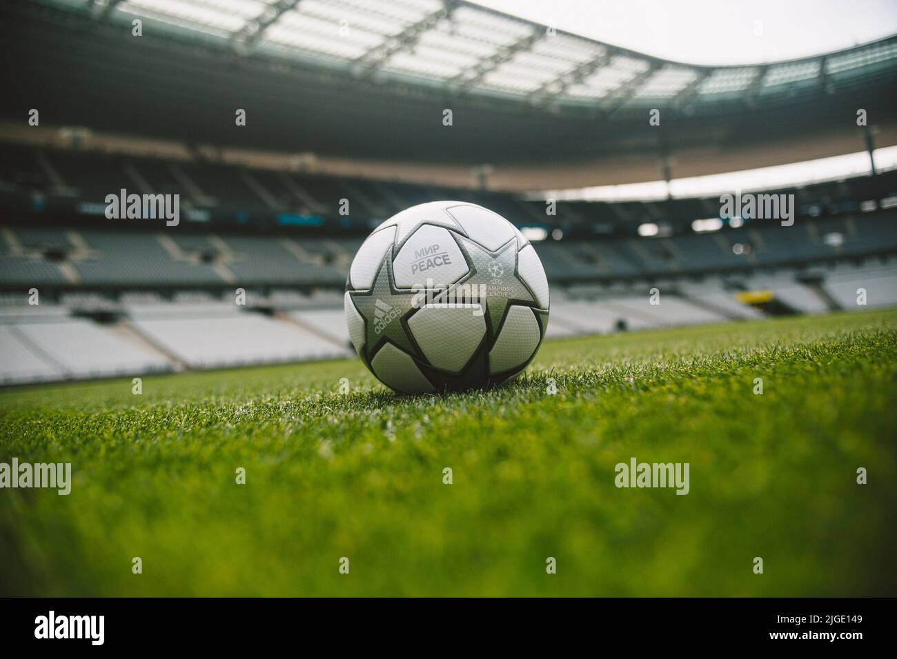 Offizieller Spielball von Adidas für das Finale der UEFA Champions League 2022 in Stade de France, Paris, Frankreich. Eingeschrieben mit den Worten ‘мир | PEACE’ Stockfoto