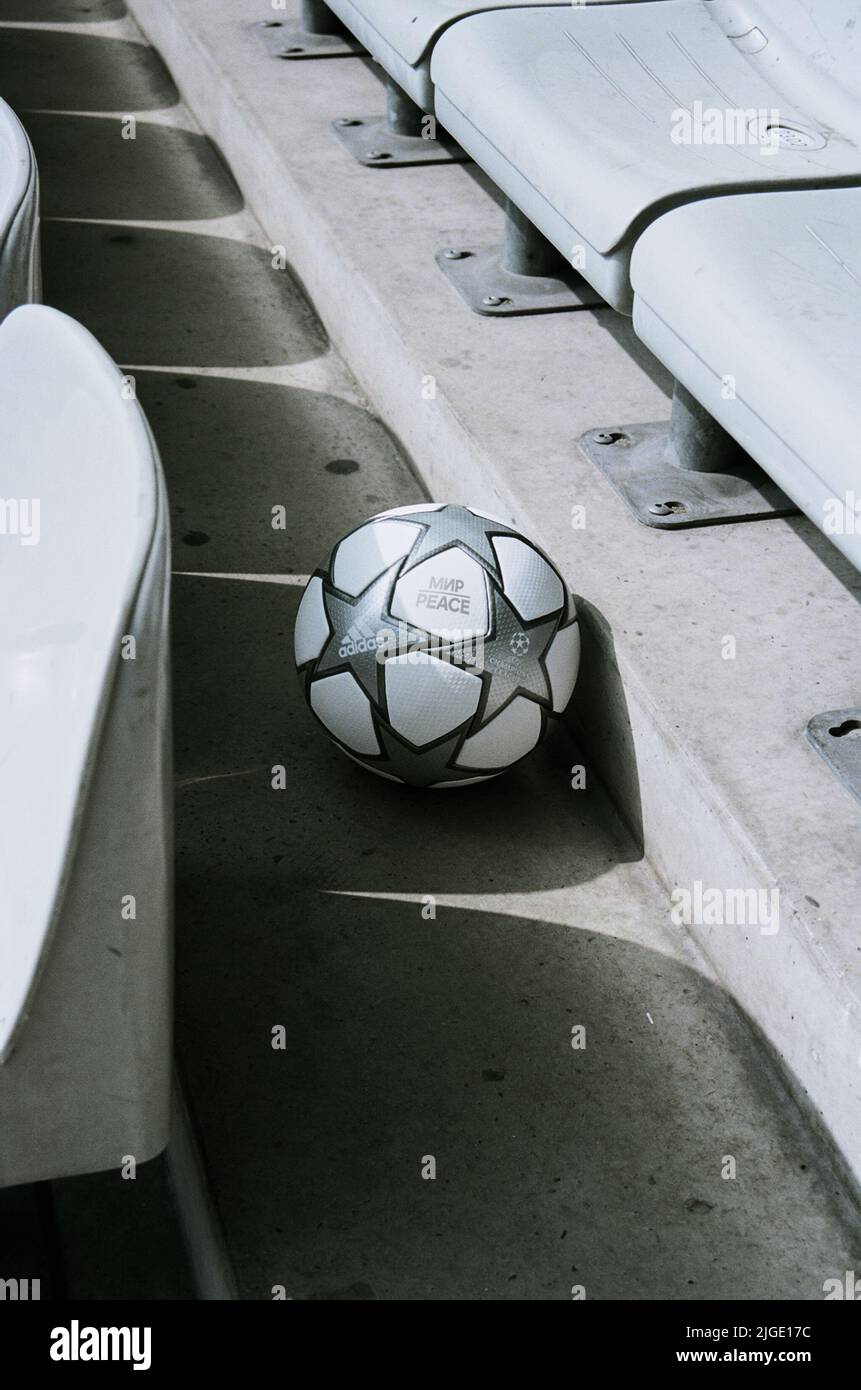 Offizieller Spielball von Adidas für das Finale der UEFA Champions League 2022 in Stade de France, Paris, Frankreich. Eingeschrieben mit den Worten ‘мир | PEACE’ Stockfoto