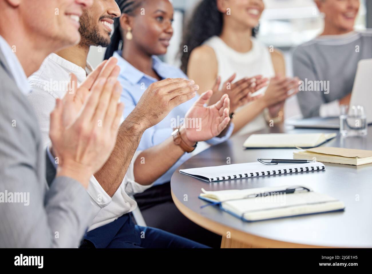 Dank und Anerkennung für ein weiteres herausragendes Gespräch. Nahaufnahme einer Gruppe von Geschäftsleuten, die während einer Besprechung in einem Büro applaudieren. Stockfoto