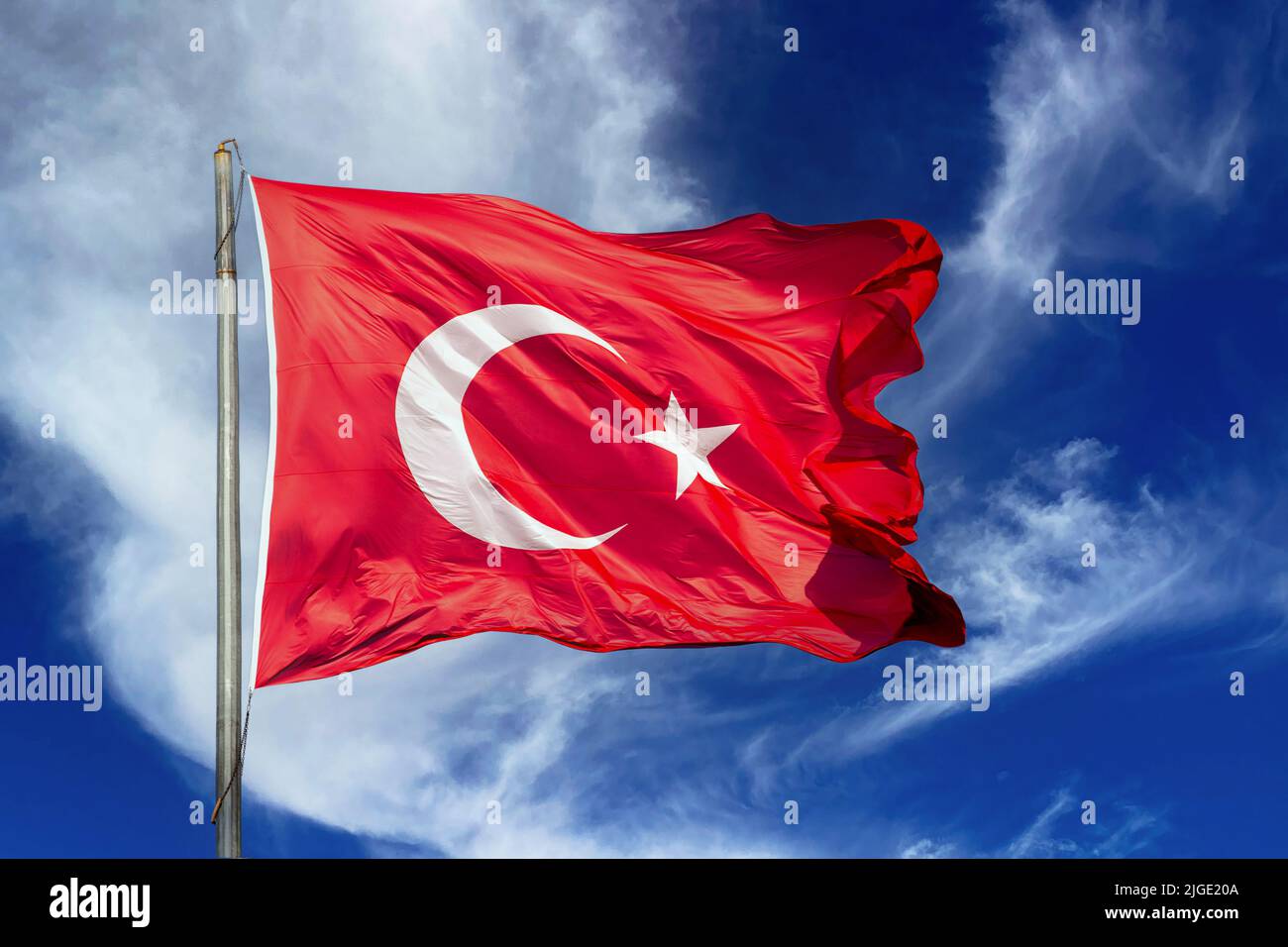 Die türkische Flagge ist die nationale und offizielle Flagge der Republik Türkei und hat einen weißen Halbmond und einen Stern auf rotem Hintergrund. Stockfoto