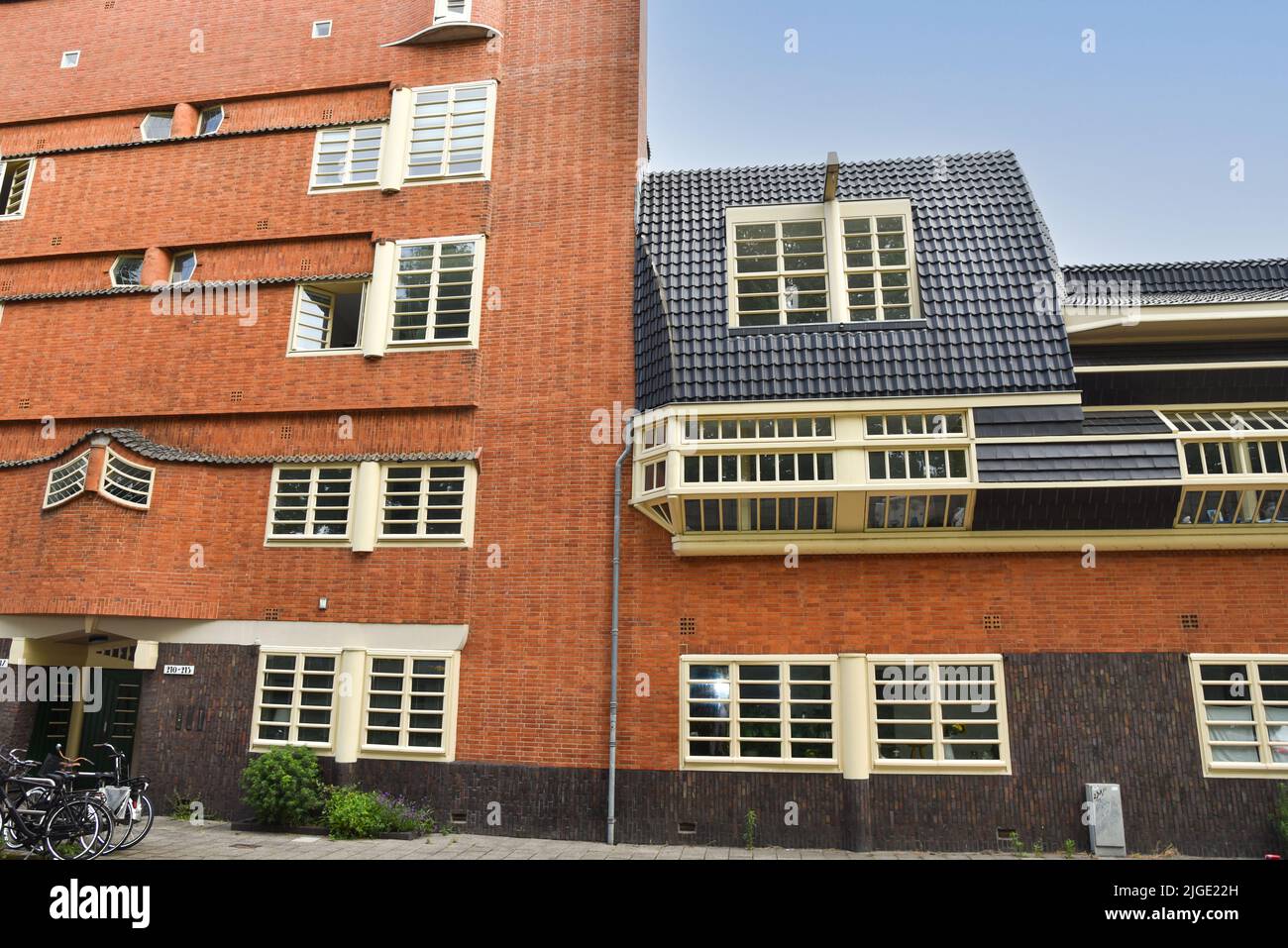 Amsterdam, Niederlande. Juni 2022. Details und Fassaden der charakteristischen Backsteinkonstruktion des Wohngebäudes in Amsterdam Schule Stil architec Stockfoto