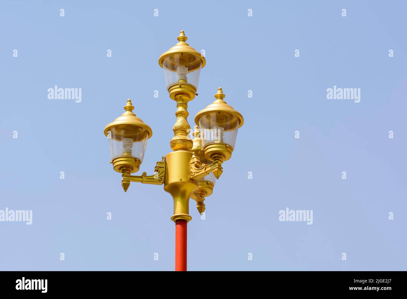 Die klassische Lampe aus Metall mit blauem Himmel Stockfoto