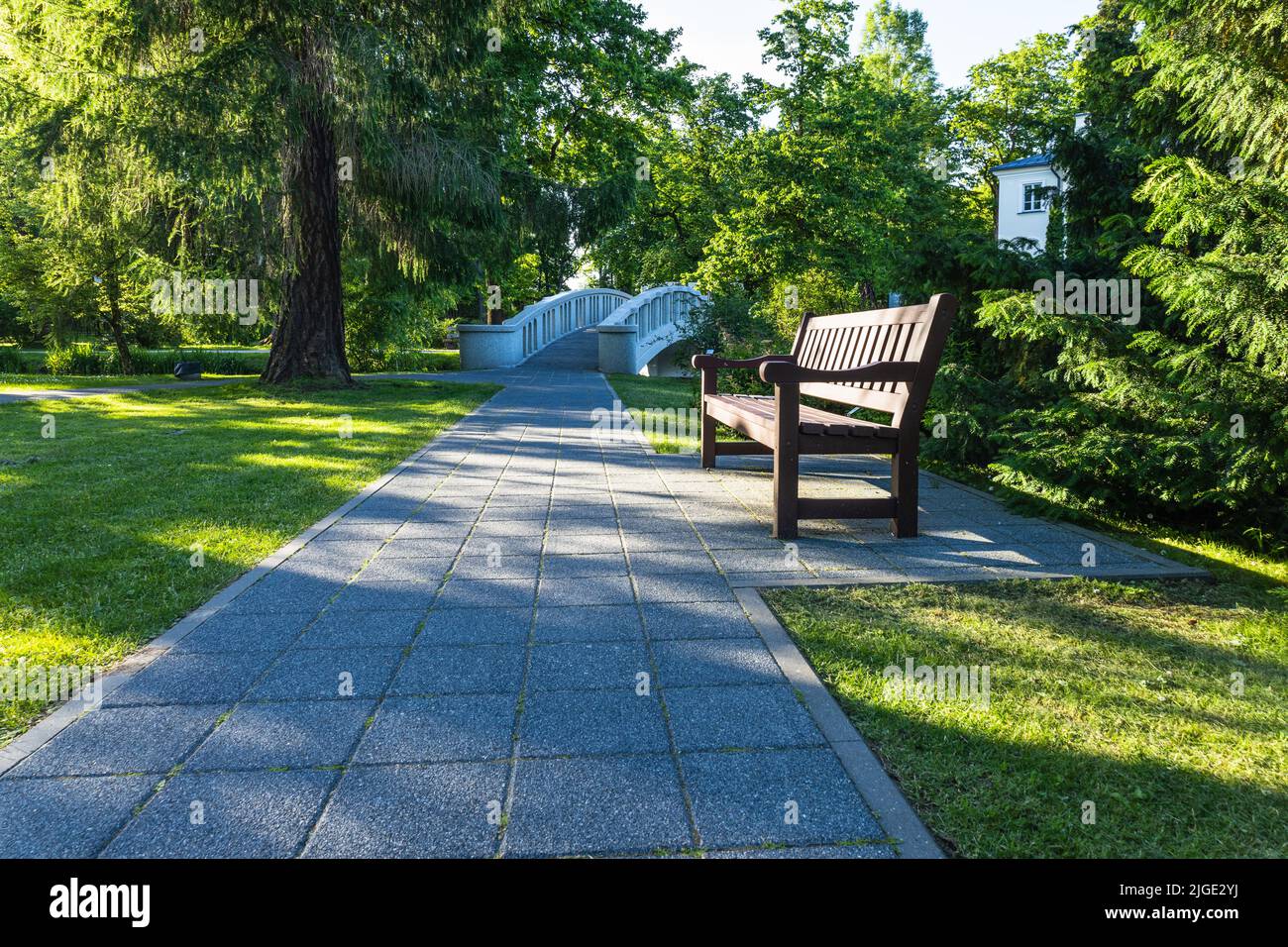Park in einem ruhigen Ort zum Ausruhen. Sommer in der Stadt Stockfoto