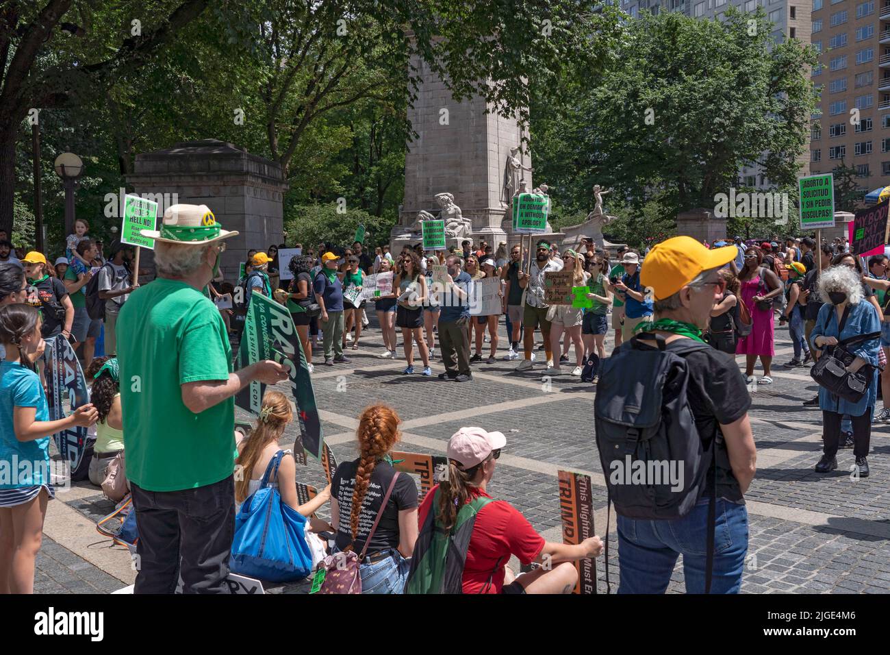 New York, Usa. 09.. Juli 2022. Demonstranten, die sich für Abtreibungsrechte einsetzen und Schilder halten, versammeln sich am Columbus Circle vor dem Trump International Hote. Demonstranten, die Abtreibungsrechte befürworten, nahmen in 30 Städten in den USA an einem nationalen Protesttag Teil, um gegen die Entscheidung des Obersten Gerichtshofs zu protestieren, Roe gegen Wade zu stürzen, die von der Gruppe Rise Up 4 Abtreibungsrechte organisiert wurde. Kredit: SOPA Images Limited/Alamy Live Nachrichten Stockfoto