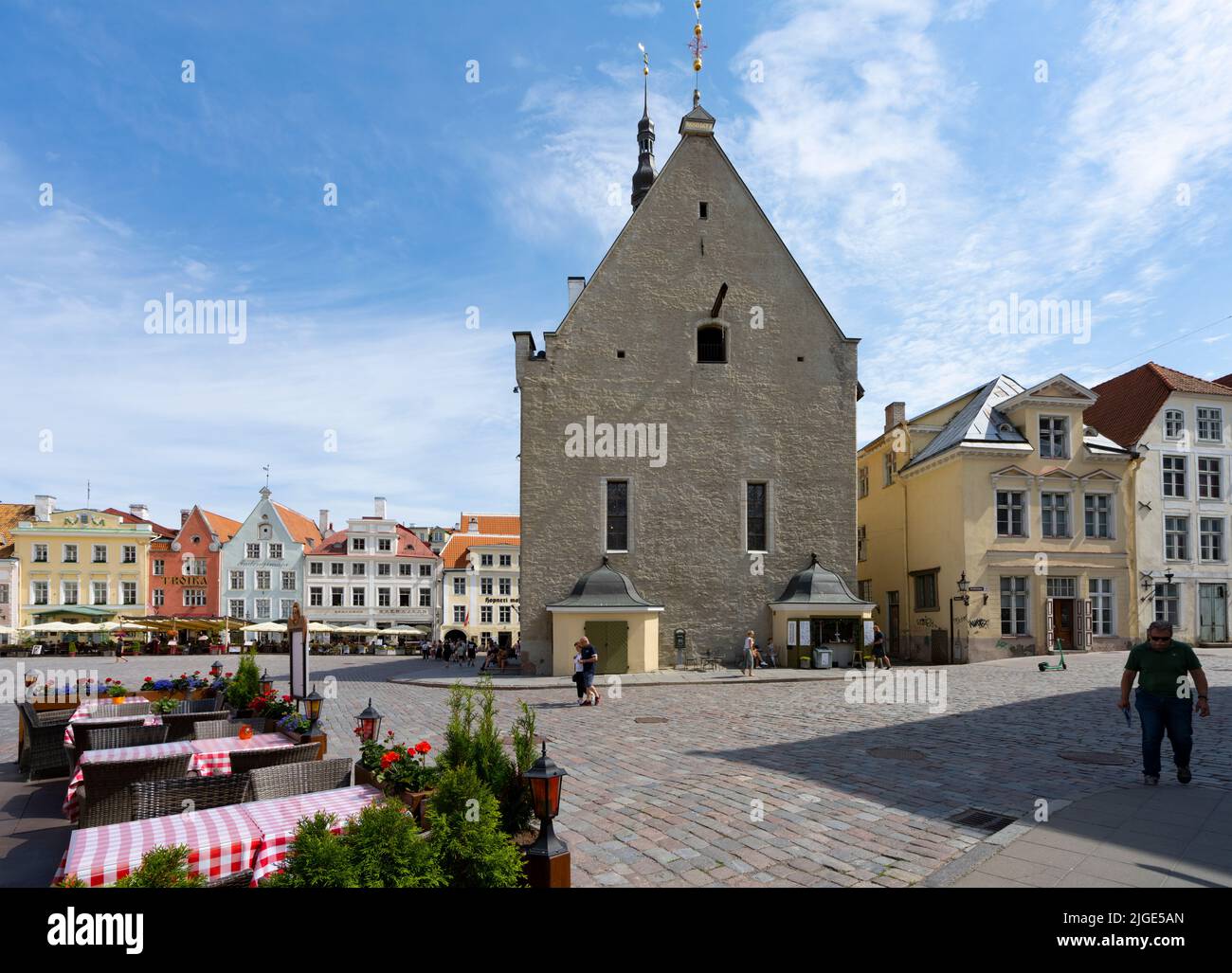 Tallinn, Estland. Juli 2022. Blick auf das gotische Rathaus in der Altstadt Stockfoto
