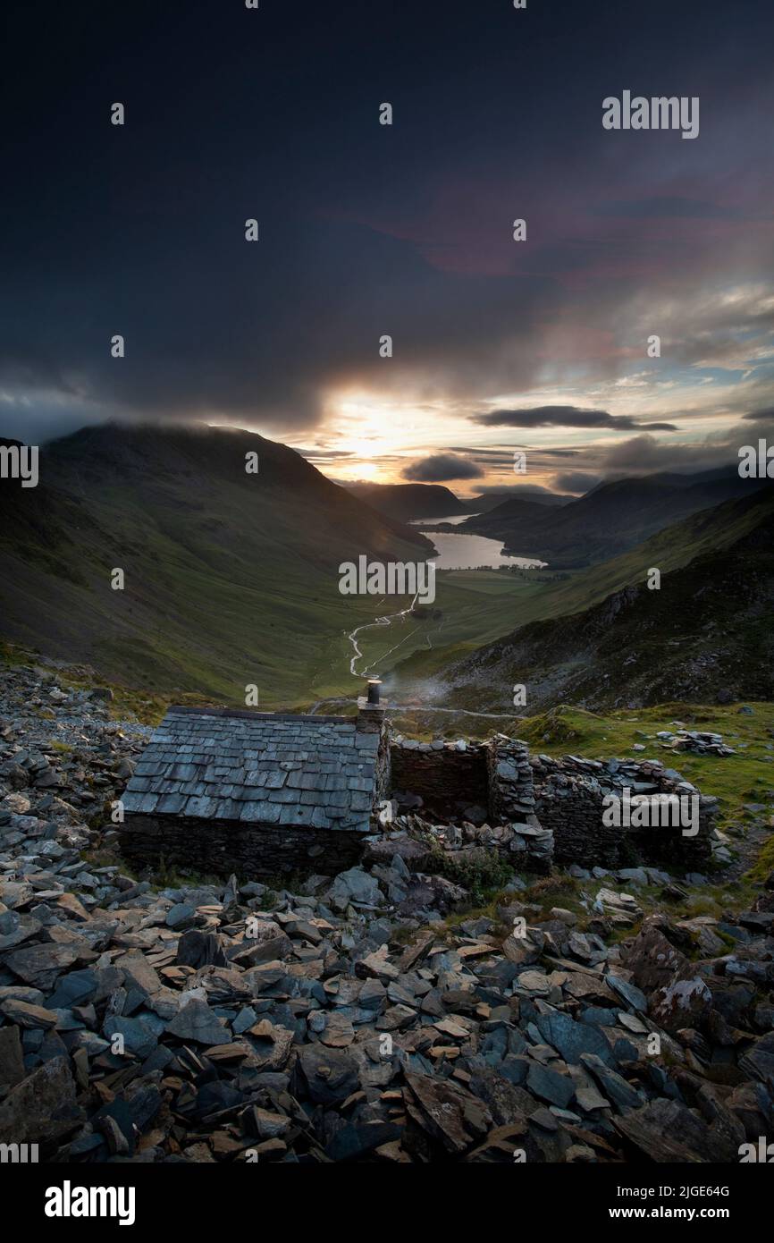 Sommeruntergang bei Warnscale Bothy über dem Buttermere Valley Stockfoto