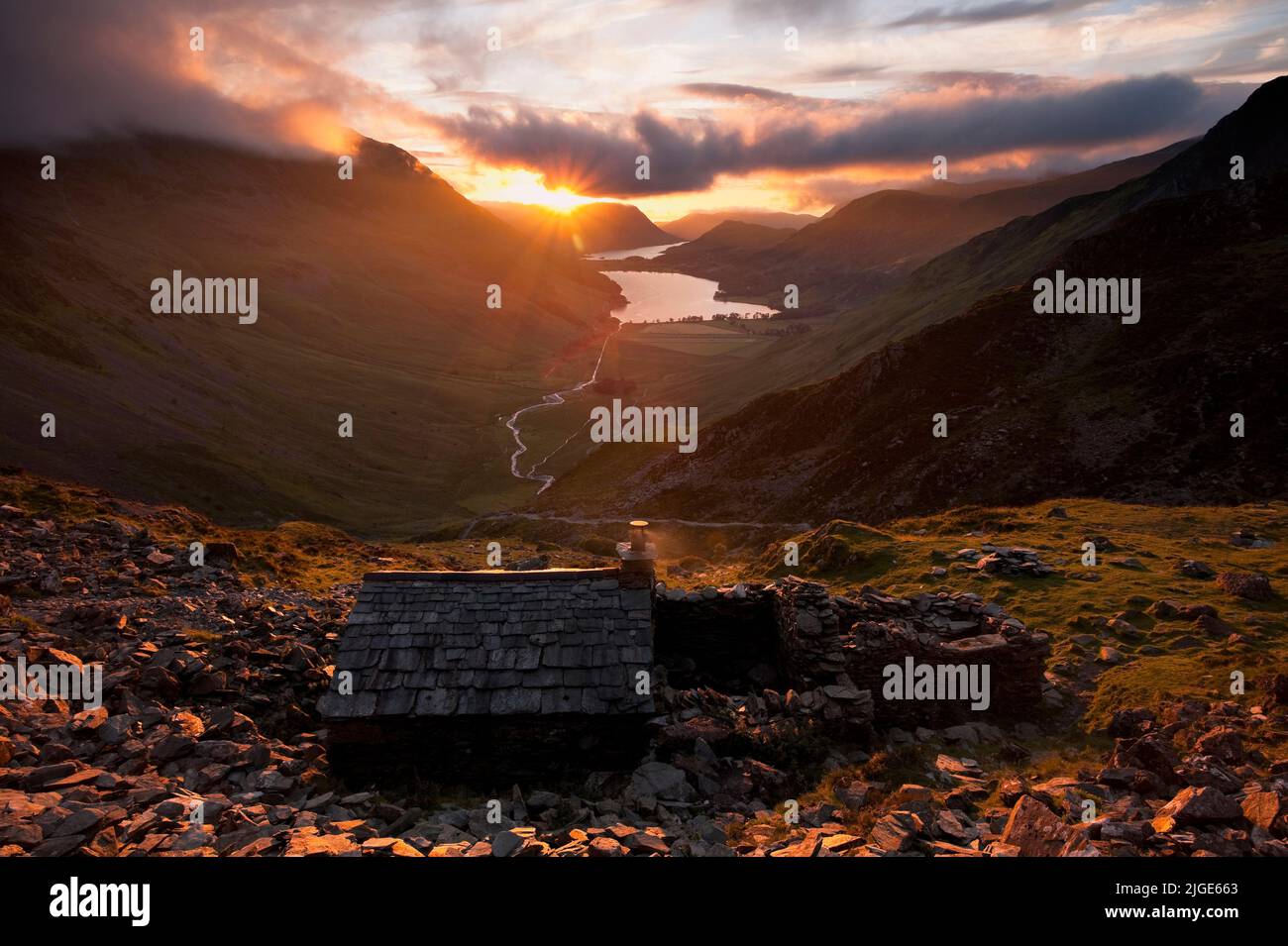 Sommeruntergang bei Warnscale Bothy über dem Buttermere Valley Stockfoto