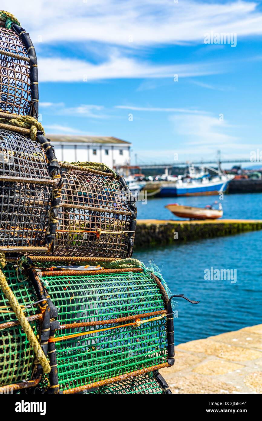 Eine Auswahl eines Stapels von Fischkörben in einem Hafen Stockfoto