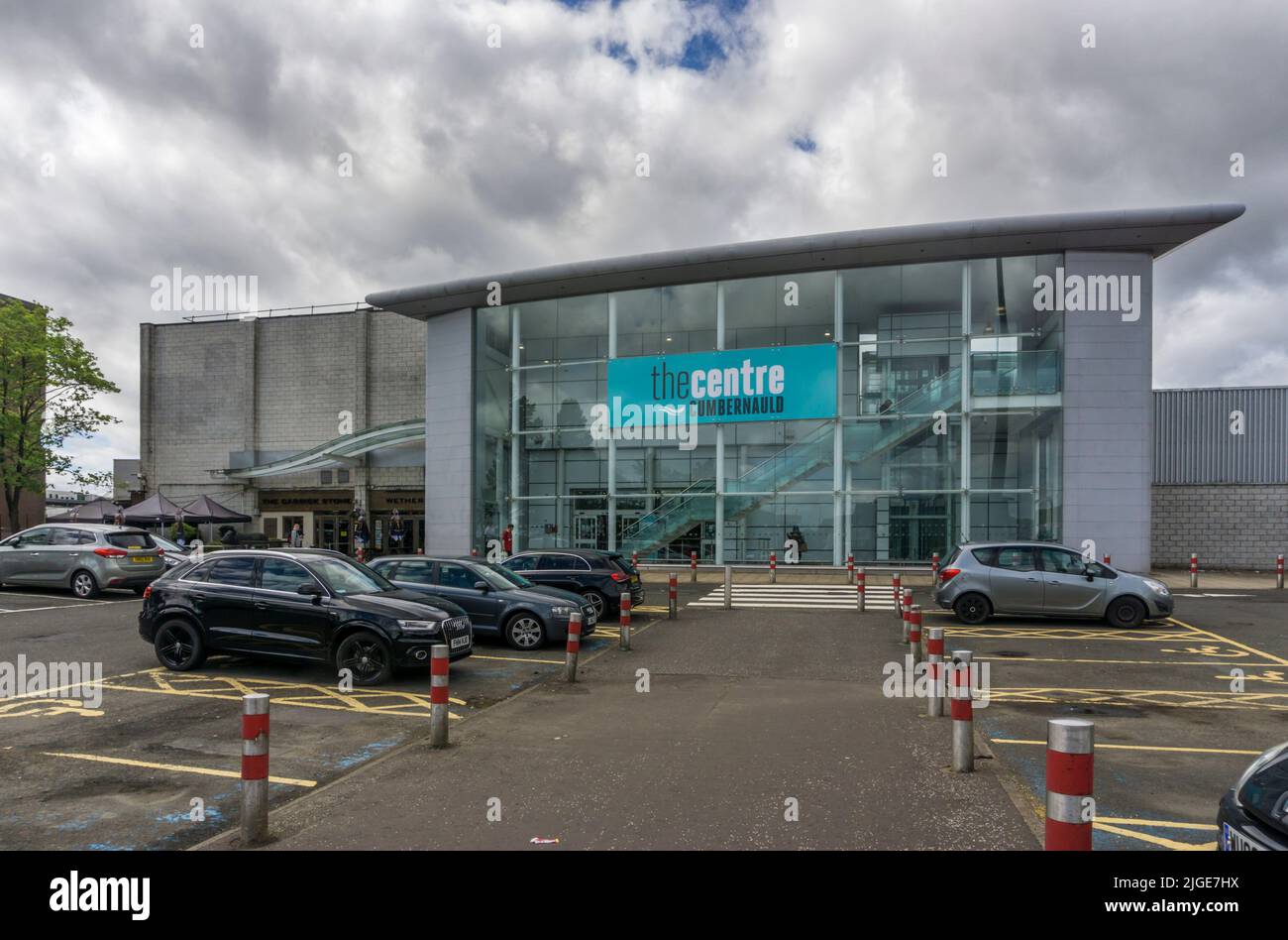 Parkplatz am Centre, Cumbernauld New Town in North Lanarkshire, Schottland. Stockfoto