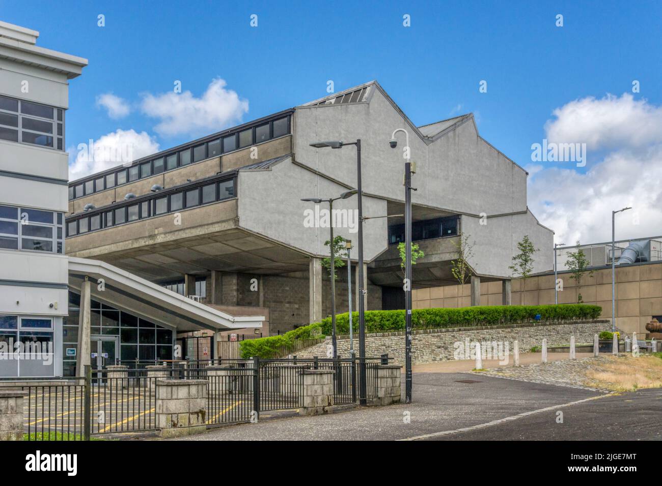 Ungewöhnliche NE-Erhebung des Cumbernauld Campus des New College Lanarkshire, ursprünglich Cumbernauld College. Von Gillespie Kidd & Coia Architects, 1978. Stockfoto