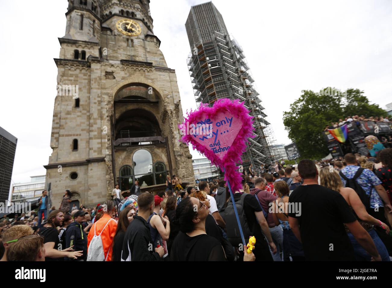 Berlin, Deutschland. 09.. Juli 2022. Berlin: Der Loveparade-Gründer Dr. Motte hat sein neues Techno-Spektakel 'Rave the Planet Parade' auf dem Berliner Kurfürstendamm gestartet. Es geht um Frieden und Freiheit unter dem Motto 'wieder zusammen'. (Foto: Simone Kuhlmey/Pacific Press) Quelle: Pacific Press Media Production Corp./Alamy Live News Stockfoto