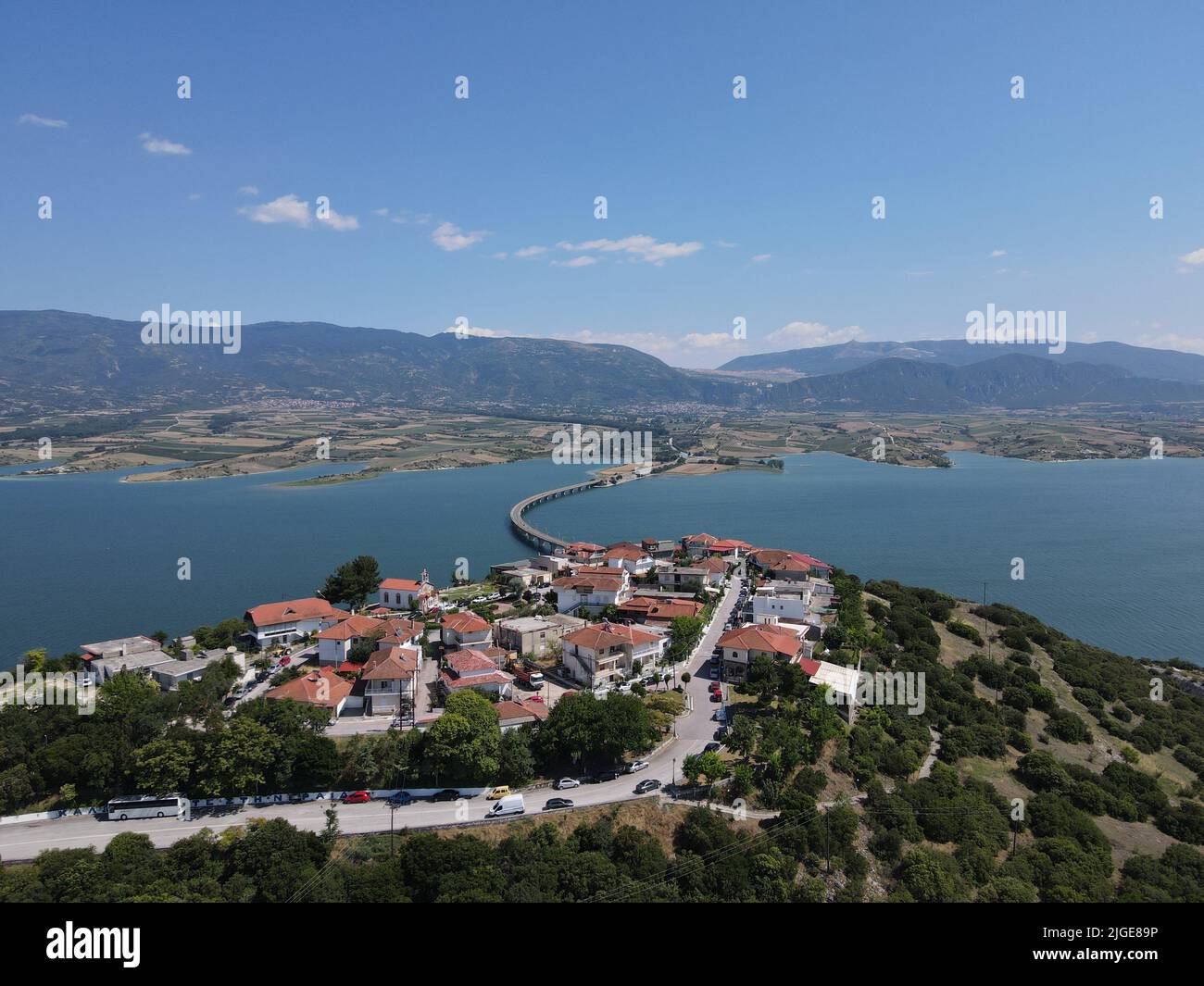 Luftaufnahme Hoch Βridge Οf Servia Künstlicher See Οf Polyphytos. Οne Οf Die Längste Brücke In Griechenland Ist Teil Der Nationalstraße Kozani - Larissa Stockfoto