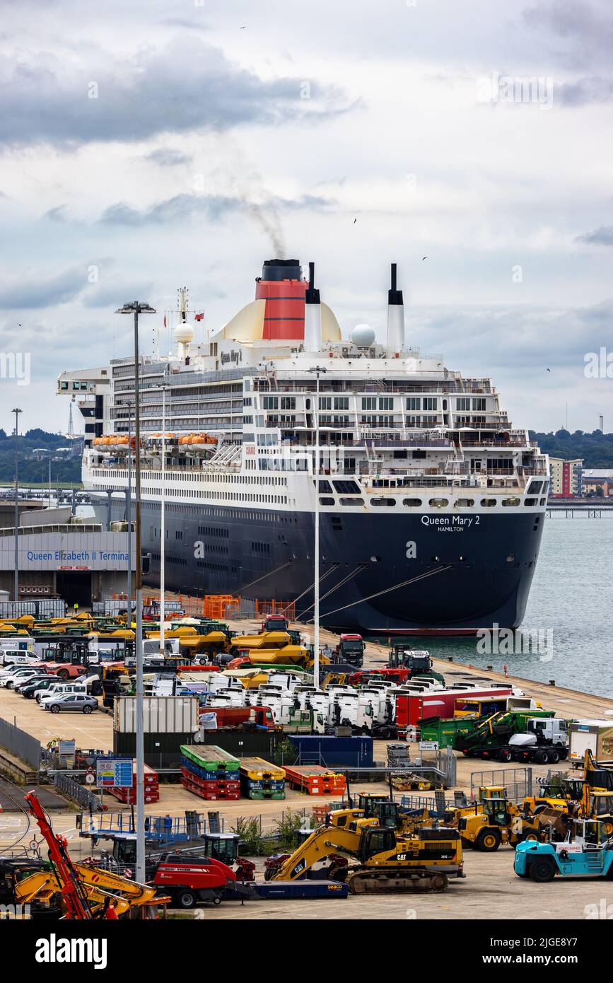 Southampton, Großbritannien - 2.. August 2021: Das Cunard Line-Kreuzschiff Queen Mary Two, zu Hause im Hafen von Southampton, Großbritannien. Stockfoto