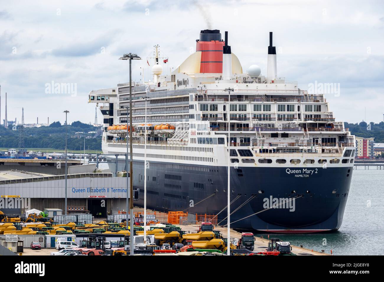 Southampton, Großbritannien - 2.. August 2021: Das Cunard Line-Kreuzschiff Queen Mary Two, zu Hause im Hafen von Southampton, Großbritannien. Stockfoto