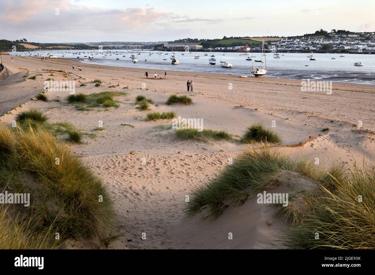 Abend am Strand von Instow mit Blick über die Bucht nach Appledore, Devon, Großbritannien Stockfoto