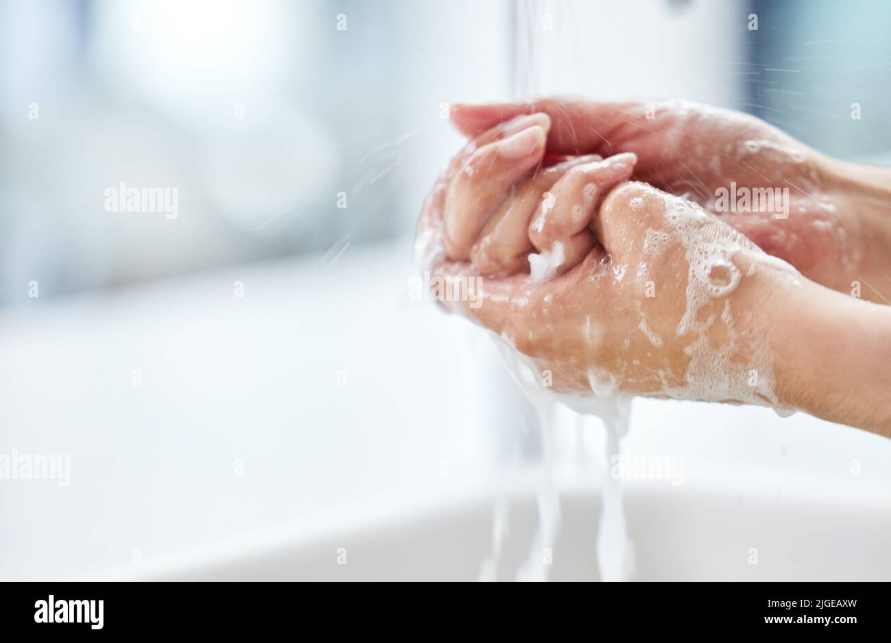 Saubere Hände. Gesünder Körper. Nahaufnahme einer Frau, die sich die Hände wusch. Stockfoto