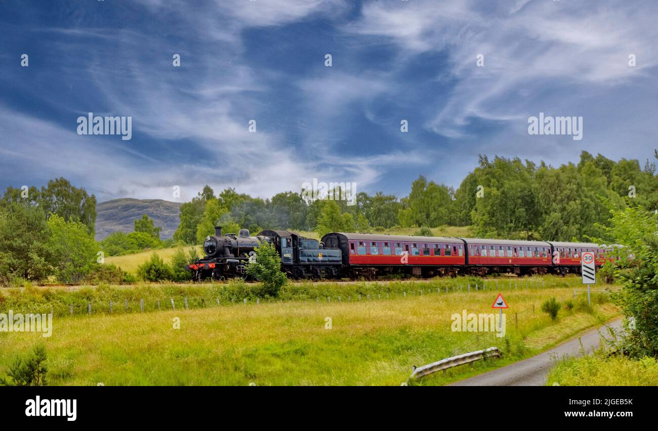 STRATHSPEY DAMPFEISENBAHNBOOT VON GARTEN SCOTLAND DER DAMPFZUG, DER IM FRÜHSOMMER DIE CAIRNGORM MOUNTAINS PASSIERT Stockfoto