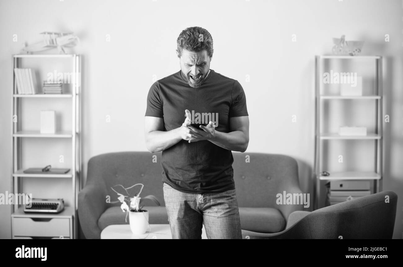 Blogging-Konzept. Moderne Kommunikationstechnik. Mann Blogger verwenden Smartphone. Stockfoto