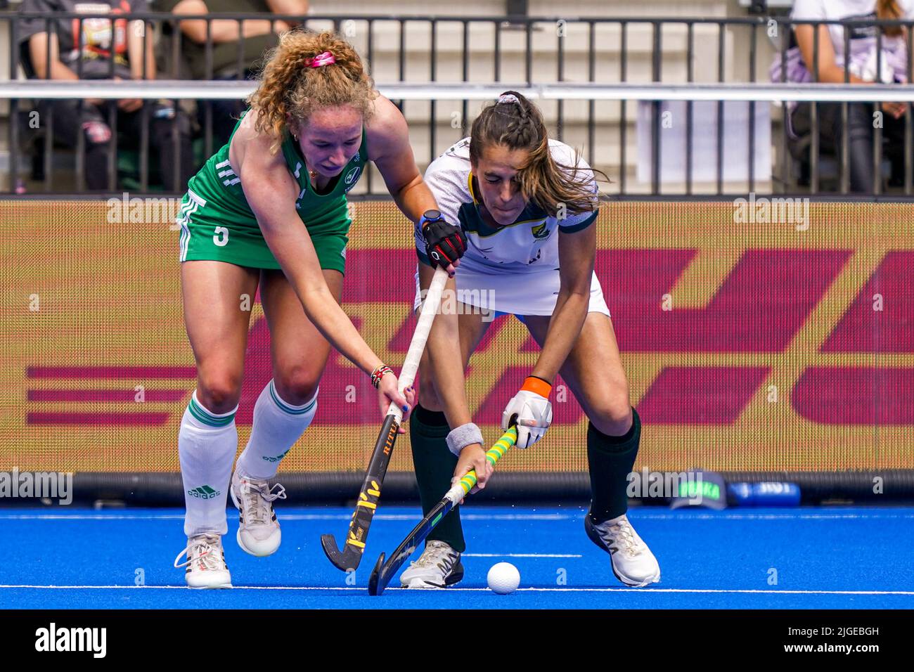 AMSTELVEEN, NIEDERLANDE - 10. JULI: Zara Malseed aus Irland, Lisa-Marie Deetlefs aus Südafrika beim Spiel der FIH Hockey Women's World Cup 2022 zwischen Irland und Südafrika am 10. Juli 2022 im Wagener Hockey Stadium in Amstelveen, Niederlande (Foto: Jeroen Meuwsen/Orange Picles) Stockfoto