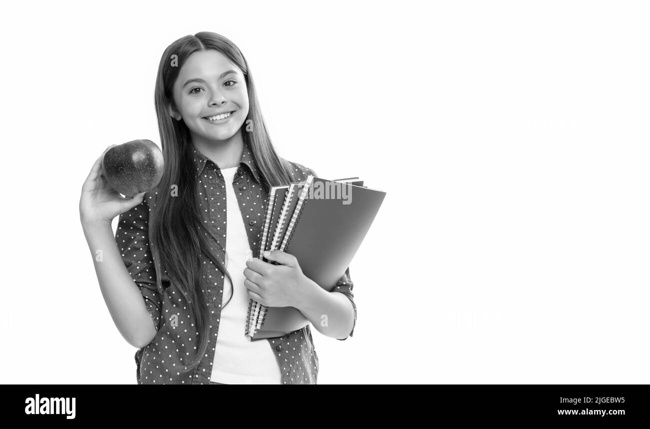 Glückliches Kind halten Schule Copybook für das Studium und Apfel-Mittagessen isoliert auf weiß, Schulessen Stockfoto