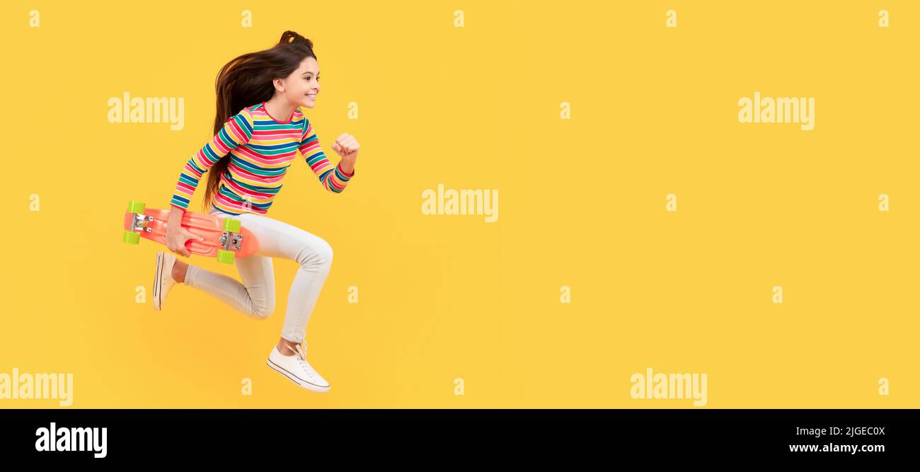 Laufen und springen. Glücklich energisch Kind Skateboarder springen mit Penny Board Skateboard, Kindheit. Lässiges horizontales Poster für Teenager-Kinder. Banner-Kopfzeile Stockfoto