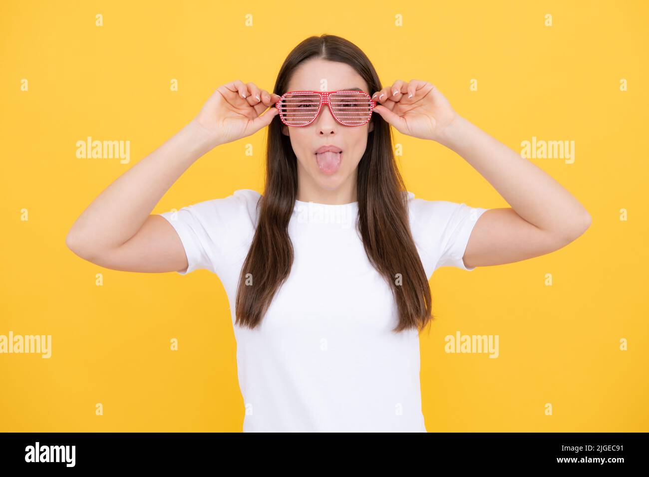 Überrascht Frau, schockierende Mädchen trägt lustige Brille auf isolierten gelben Hintergrund, Wow Gesicht Gefühle mit Copy-Platz für Werbung. Stockfoto