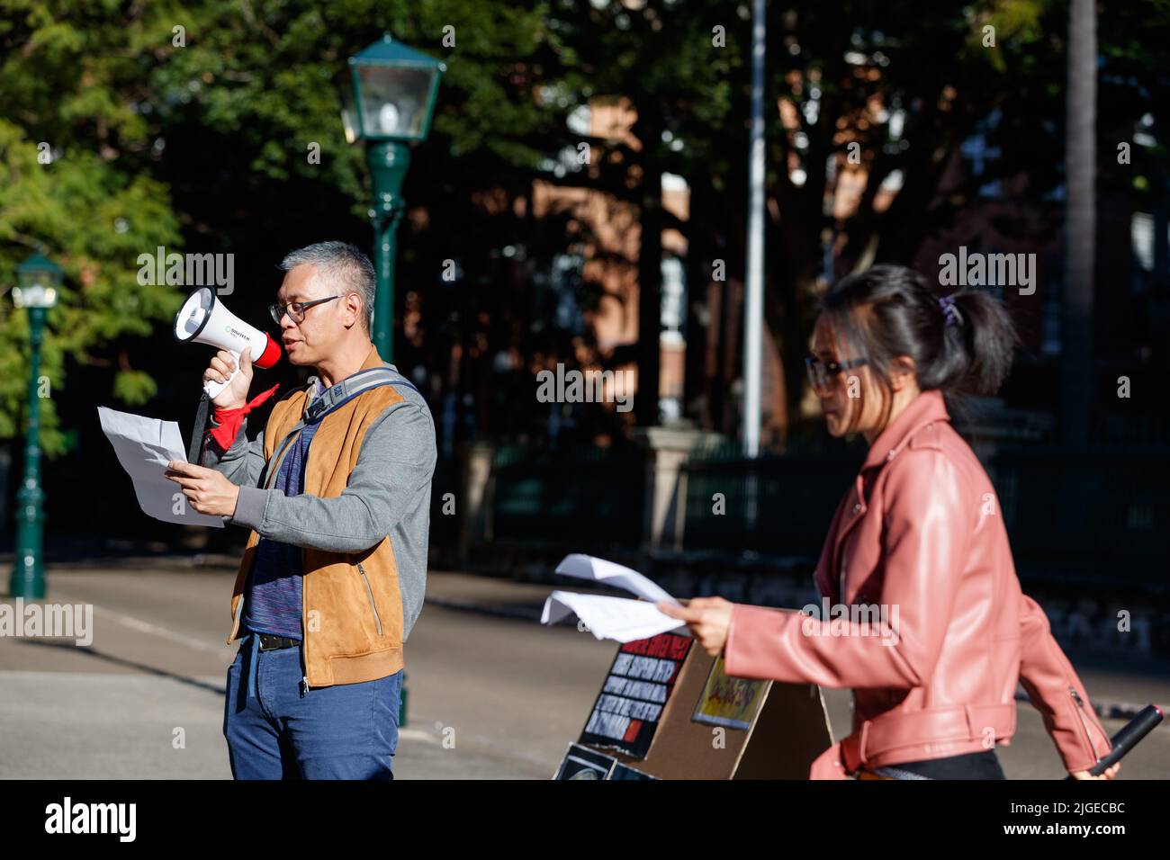 Brisbane, Australien. 09.. Juli 2022. Demonstranten organisieren Gesänge während einer Kundgebung gegen die militärische Kontrolle von Myanmar vor dem Parlament von Queensland am 9. Juli 2022. Mitglieder der birmanischen Solidaritätsgruppe von Queensland organisierten eine Kundgebung, um sich mit jenen zu solidarisieren, die seit dem Militärputsch der Junta im Februar 2021 in Myanmar verfolgt wurden (Foto: Joshua Prieto/Sipa USA) Quelle: SIPA USA/Alamy Live News Stockfoto