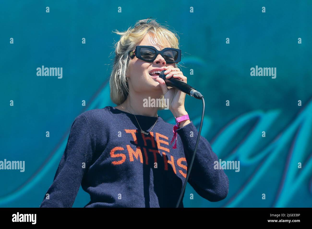 Glasgow, Großbritannien. 10.. Juli 2021. Am dritten und letzten Tag des TRNSMT Musikfestivals in Glasgow Green, Glasgow, Schottland, eröffnete NINA NISBITT die Hauptbühne vor einem ausverkauften Publikum mit einer maximalen Kapazität von 50.000 Zuschauern. Kredit: Findlay/Alamy Live Nachrichten Stockfoto