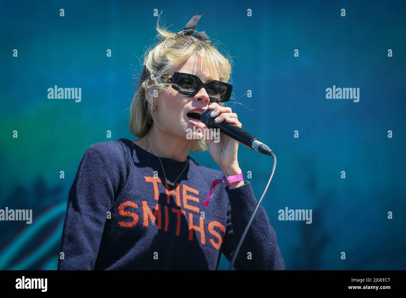 Glasgow, Großbritannien. 10.. Juli 2021. Am dritten und letzten Tag des TRNSMT Musikfestivals in Glasgow Green, Glasgow, Schottland, eröffnete NINA NISBITT die Hauptbühne vor einem ausverkauften Publikum mit einer maximalen Kapazität von 50.000 Zuschauern. Kredit: Findlay/Alamy Live Nachrichten Stockfoto