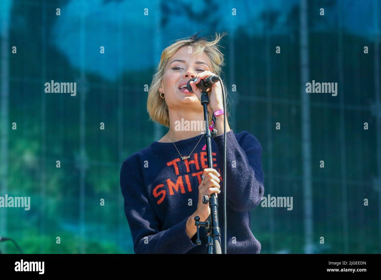 Glasgow, Großbritannien. 10.. Juli 2021. Am dritten und letzten Tag des TRNSMT Musikfestivals in Glasgow Green, Glasgow, Schottland, eröffnete NINA NISBITT die Hauptbühne vor einem ausverkauften Publikum mit einer maximalen Kapazität von 50.000 Zuschauern. Kredit: Findlay/Alamy Live Nachrichten Stockfoto