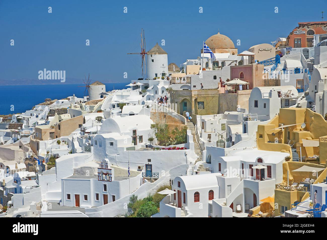 Oia oder Ia ein malerisches Dorf mit weiß getünchten Häusern und traditioneller Windmühle auf der Insel Santorini, die zu den griechischen Kykladen gehört Stockfoto