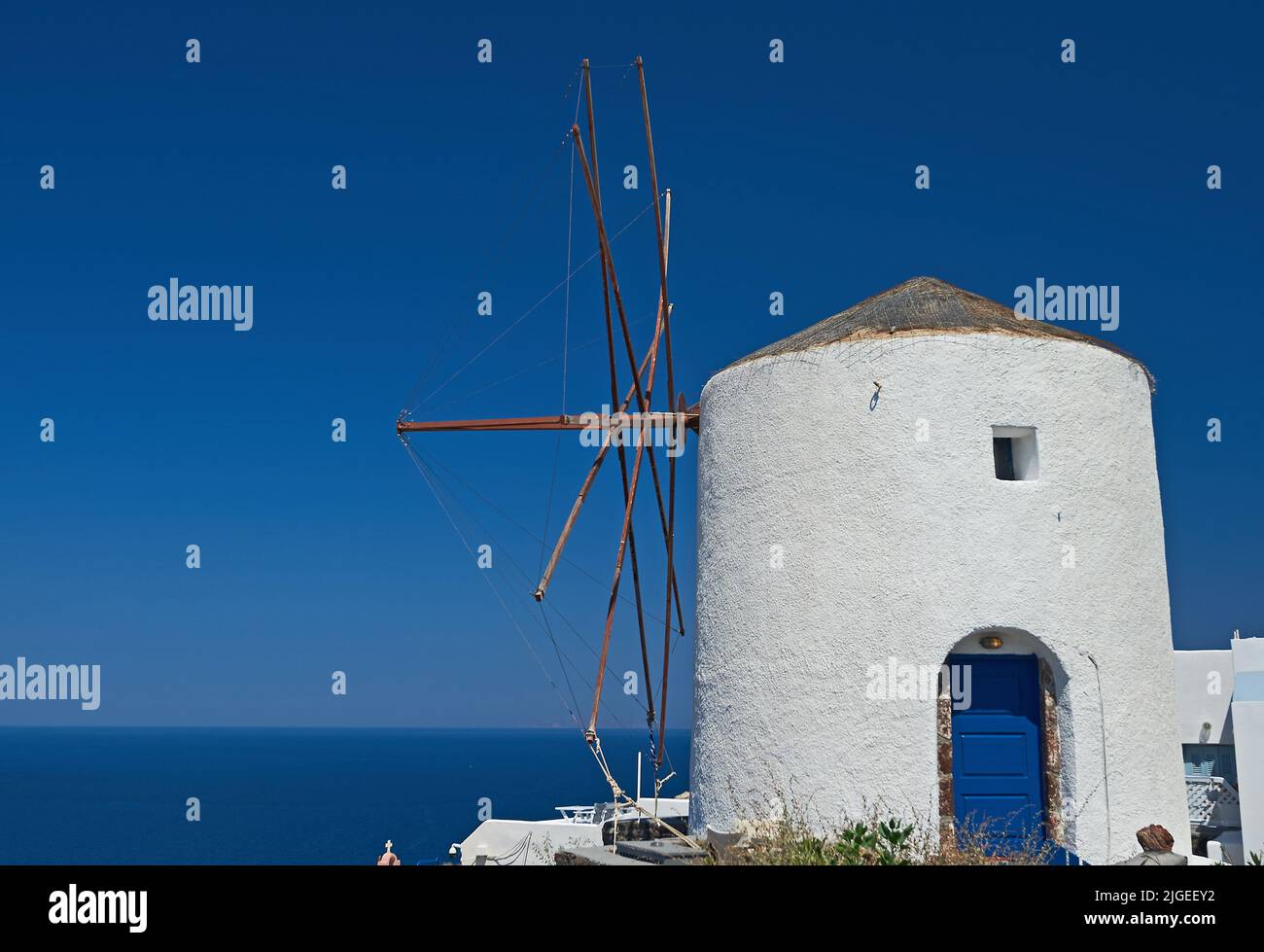 Oia, oder Ia und weiß gewaschen Windmühle auf der Insel Santorini, Teil der Kykladen-Inseln vor dem griechischen Festland Stockfoto