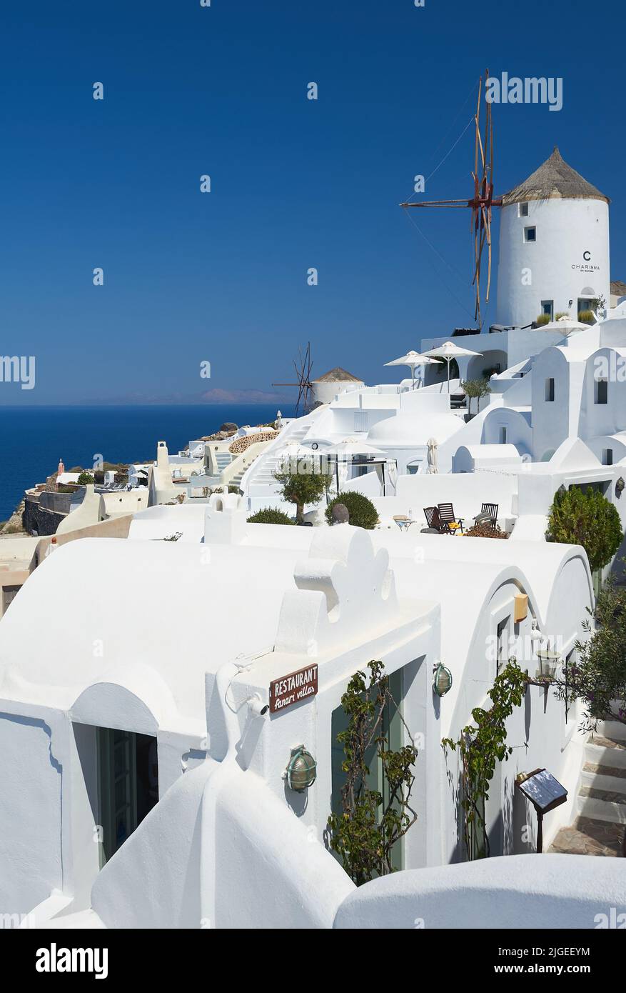 Oia oder Ia ein malerisches Dorf mit weiß getünchten Häusern auf der Insel Santorini, Teil der Kykladen-Inseln vor dem griechischen Festland Stockfoto