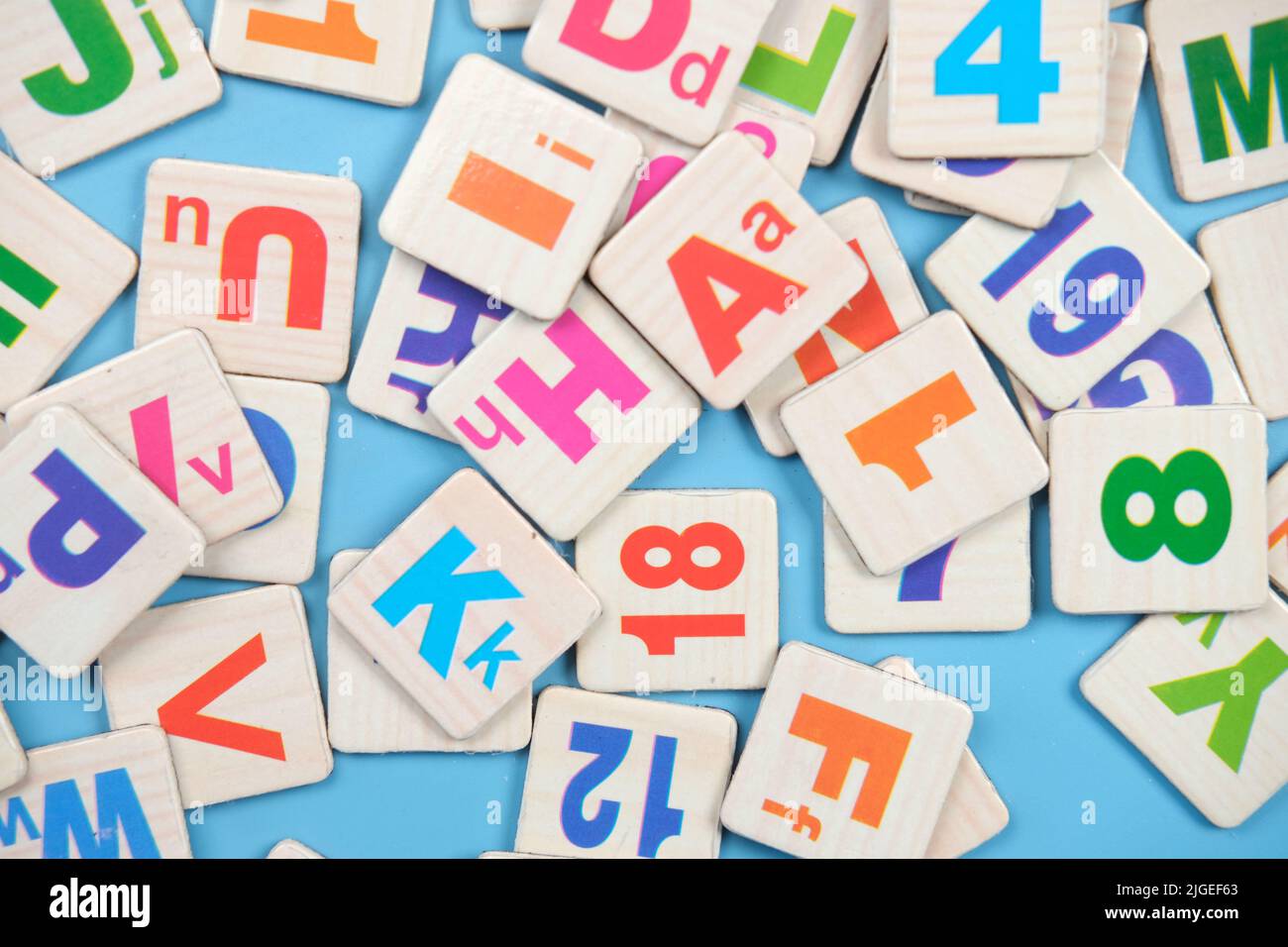 Bunte Plastikbuchstaben auf weißem Hintergrund, Nahaufnahme Stockfoto
