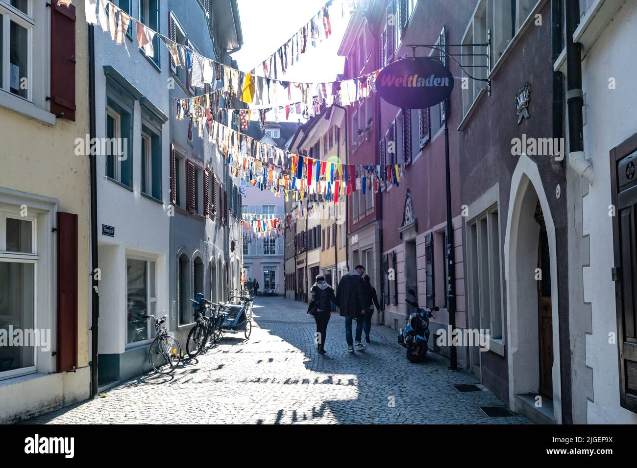 Ein Paar geht durch eine kleine romantische Gasse in der Innenstadt von Konstanz. Stockfoto
