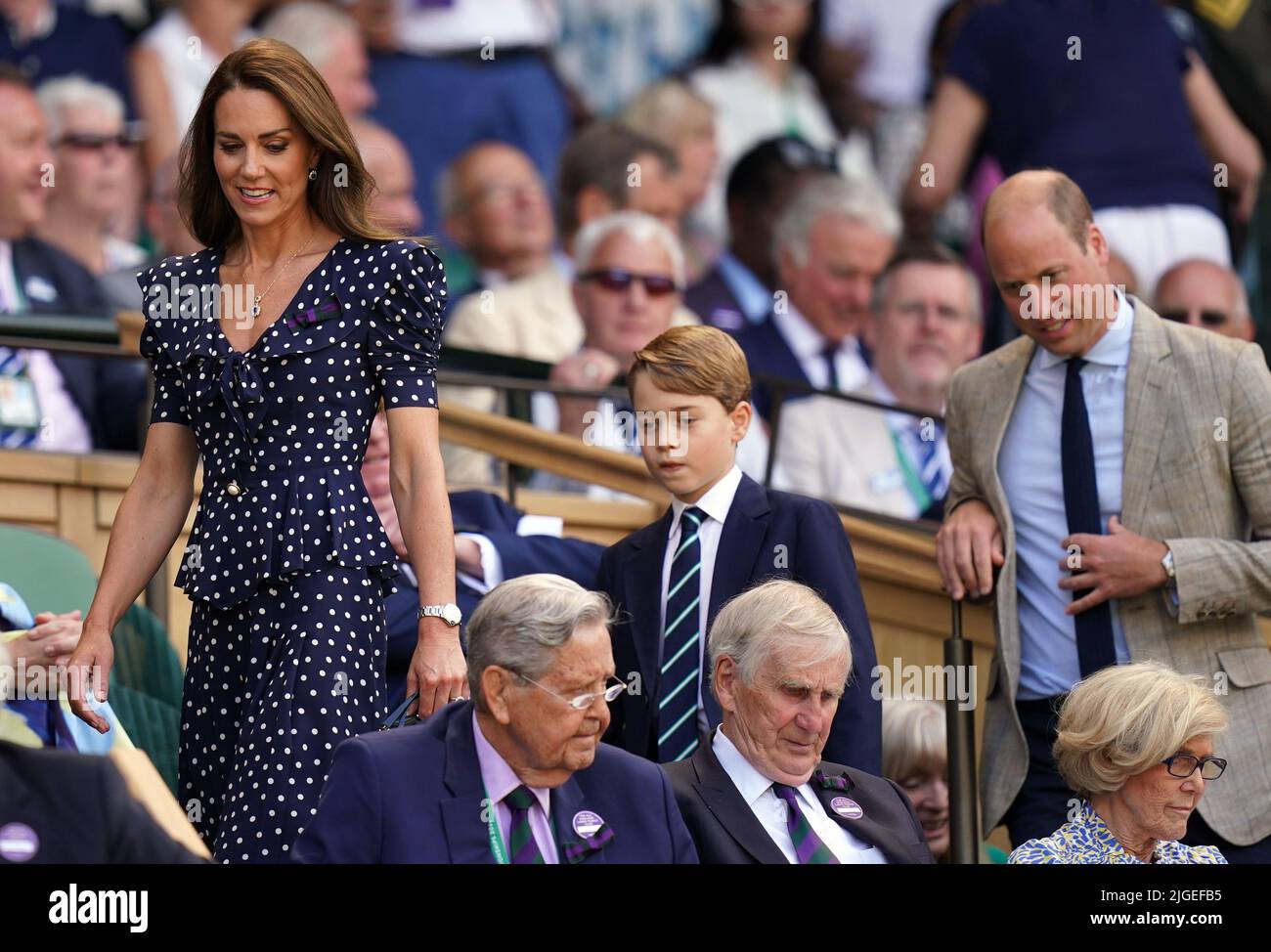 Der Herzog und die Herzogin von Cambridge mit Prinz George in der Royal Box am 14. Tag der Wimbledon Championships 2022 im All England Lawn Tennis and Croquet Club, Wimbledon. Bilddatum: Sonntag, 10. Juli 2022. Stockfoto