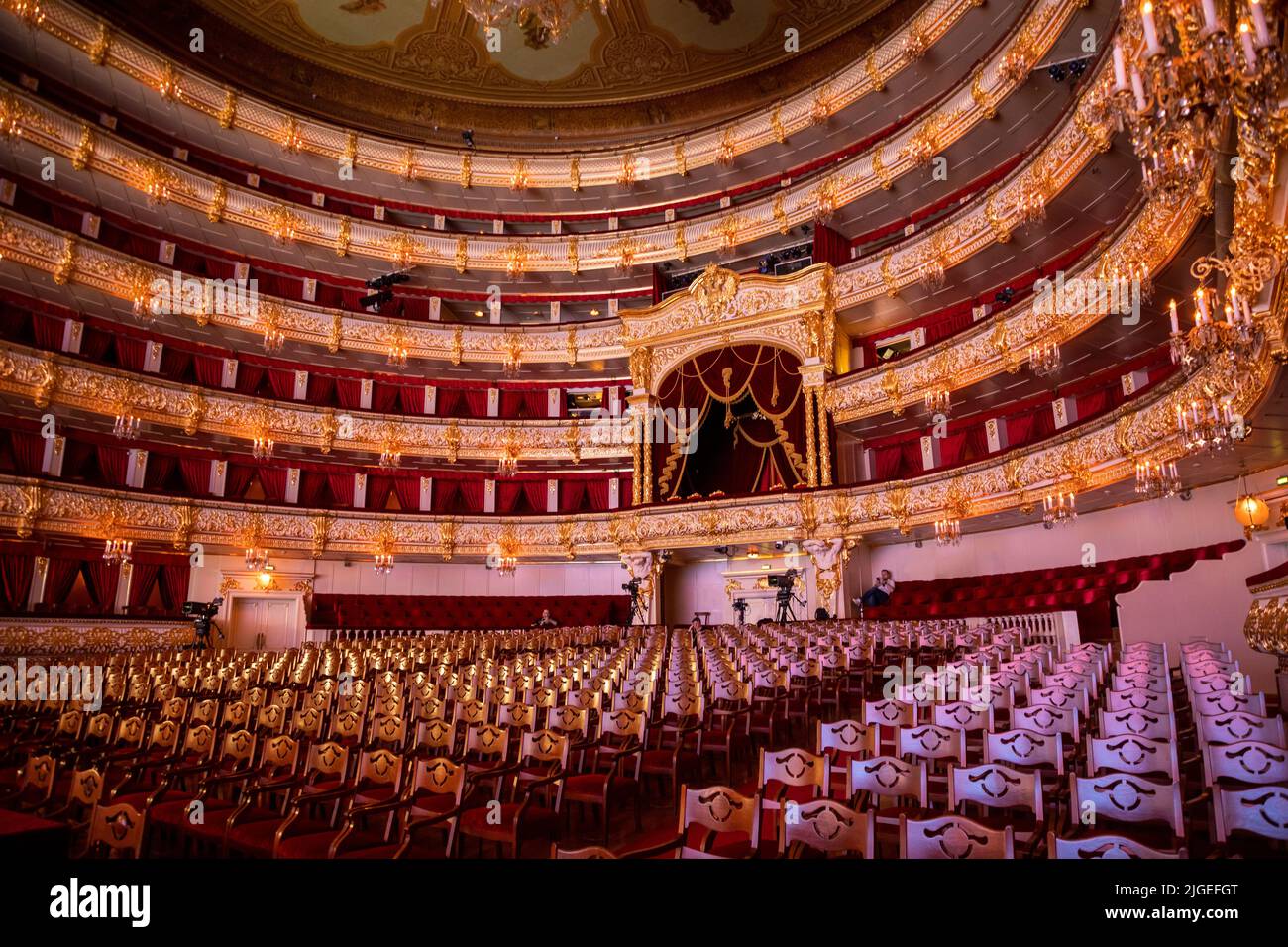 Blick auf das Innere des Auditoriums im Staatlichen Akademischen Bolschoi-Theater (die historische Bühne) des Balletts und der Oper in Moskau, Russland Stockfoto