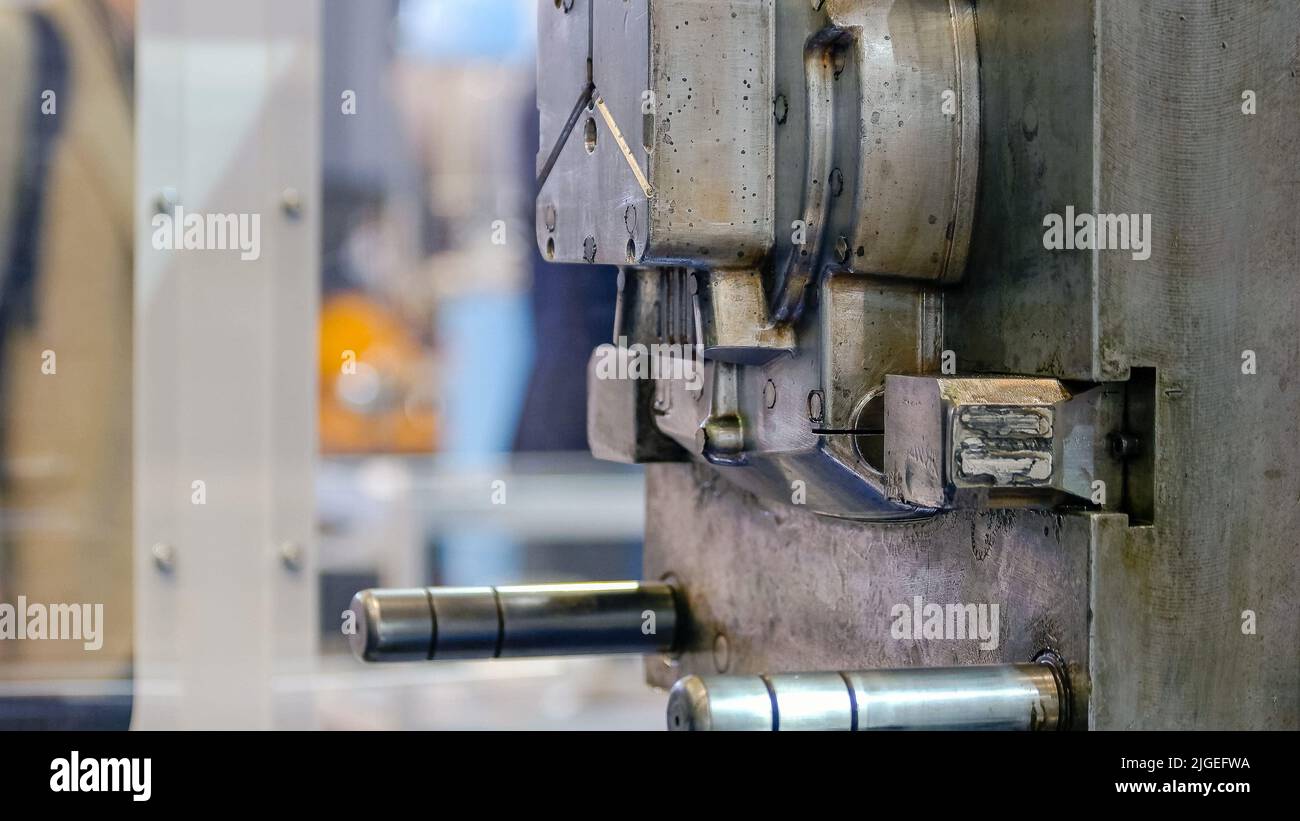 Nahaufnahme der Maschinenbewegung in der großen industriellen Metallfabrik. Hin- und Herbewegung. Stockfoto