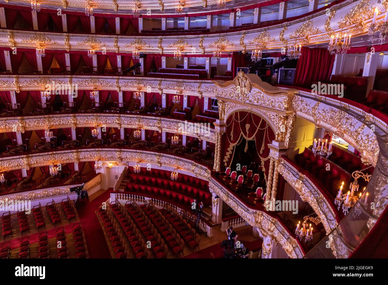 Blick auf das Innere des Auditoriums im Staatlichen Akademischen Bolschoi-Theater (die historische Bühne) des Balletts und der Oper in Moskau, Russland Stockfoto