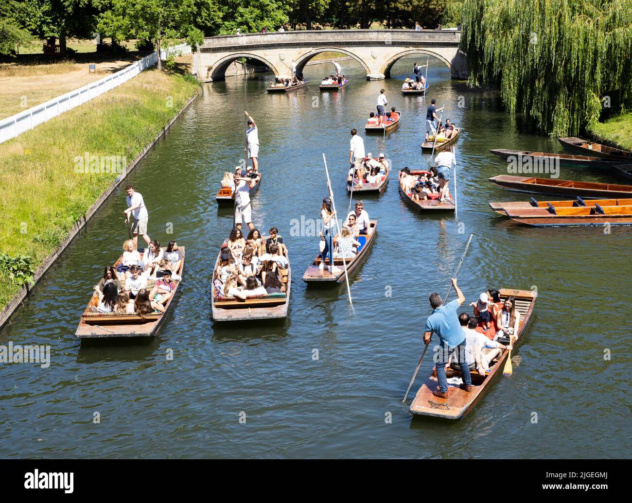 Cambridge, Großbritannien 10.. Juli 2022. Touristen genießen das heiße Sonntagswetter beim Pecheln auf dem River Cam in Cambridge. Kredit: Headlinephoto/Alamy Live Nachrichten. Stockfoto