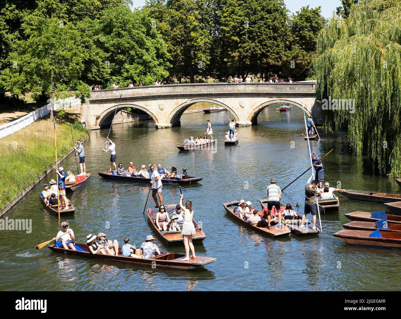 Cambridge, Großbritannien 10.. Juli 2022. Touristen genießen das heiße Sonntagswetter beim Pecheln auf dem River Cam in Cambridge. Kredit: Headlinephoto/Alamy Live Nachrichten. Stockfoto